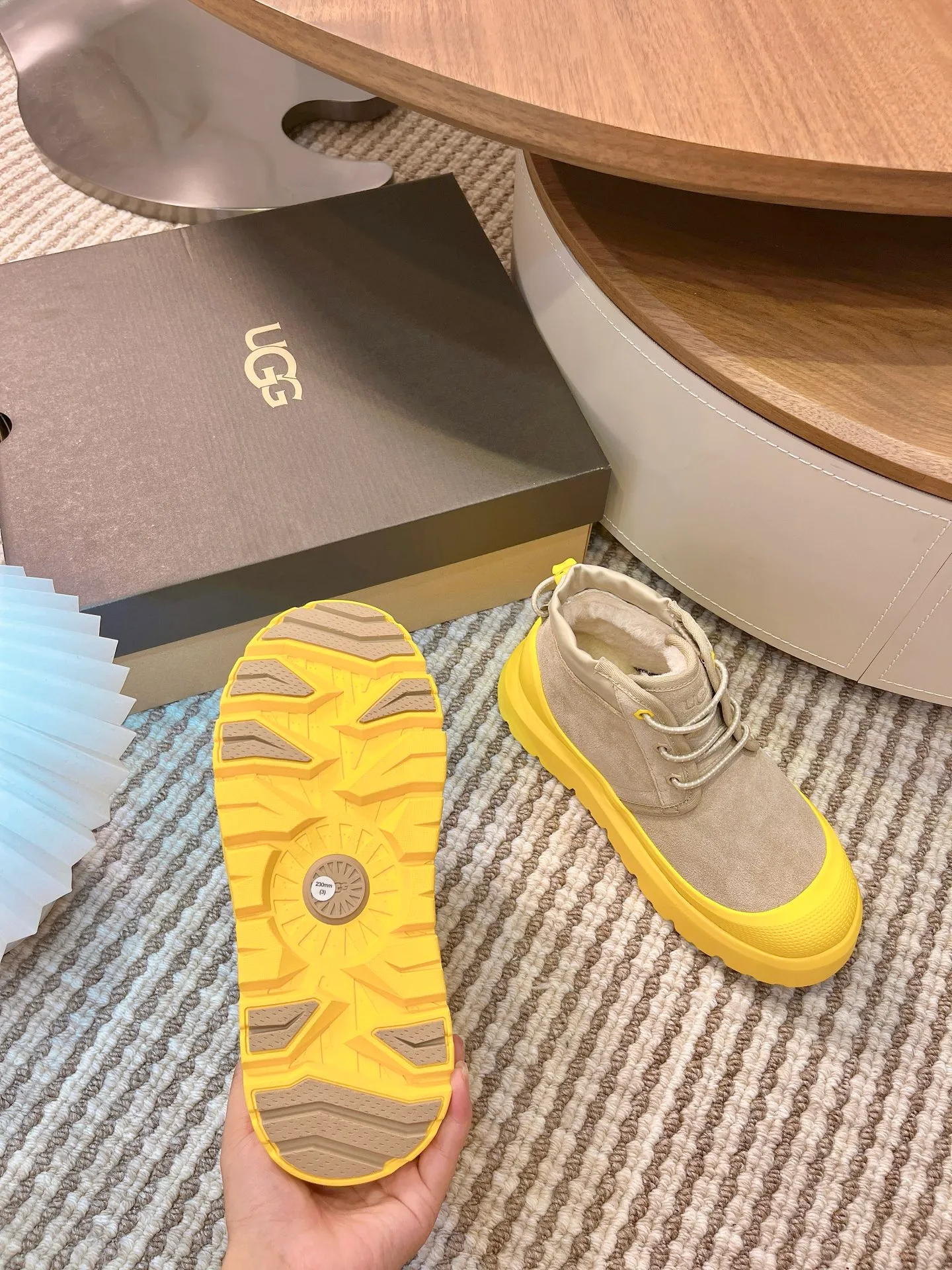 【UGG】 P: 560💰 Couple shoes Size: Women’s size 35-40 / Men’s size 40-44 UGG Tasman Weather Hybrid slip-on snow boots👢 Wang Yibo's same style 👏 adds a large orange sole to the classic Tasman shoe style, functional color contrast design, environmentally friendly waterproof and snowproof material, which has both fashionable and functional attributes. At the same time, it is paired with the new UGG furry shoes Keen's furry color-blocking jacket. Bright orange and maroon collide to create a new light outdoor style and open up a new travel experience in early autumn! Using the best materials, the 17mm fur integrated surface is warmer and breathable, and the outsole is upgraded to a lightweight and wear-resistant light wing technology outsole!